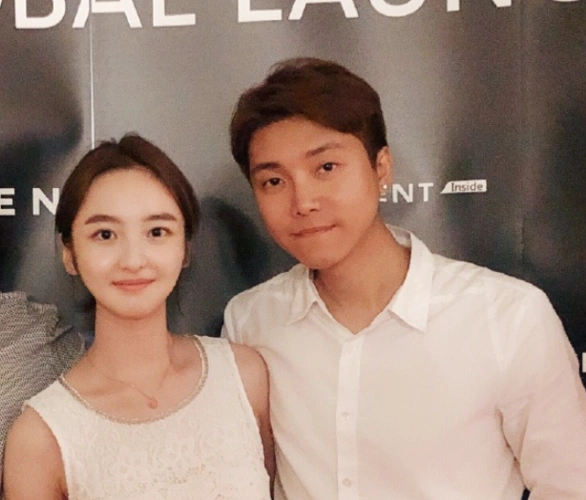 他21岁一见钟情8岁的她,用十年时间等她长大,如今现状如何?_张千巽