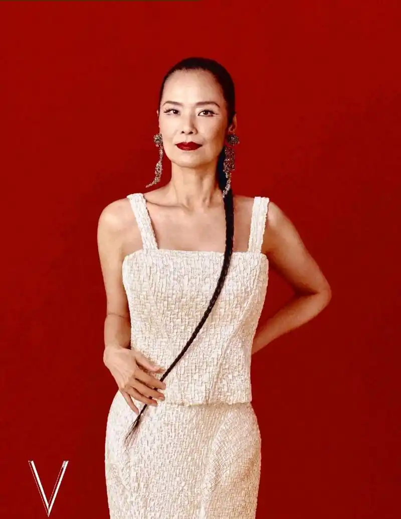 著名歌手韦唯拍摄杂志封面,时尚大气如霸气女王 60岁韦唯看起来和年轻