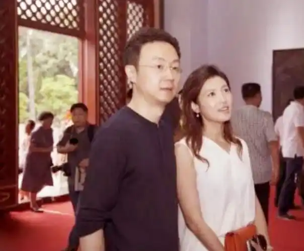 这一年,春妮策划了一期节目,邀请她的老同学刚强,月亮姐姐,李梓萌到