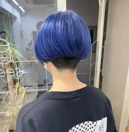 上面的头发可以剪成波波头,再染一个炫酷的发色,立马时尚百倍.