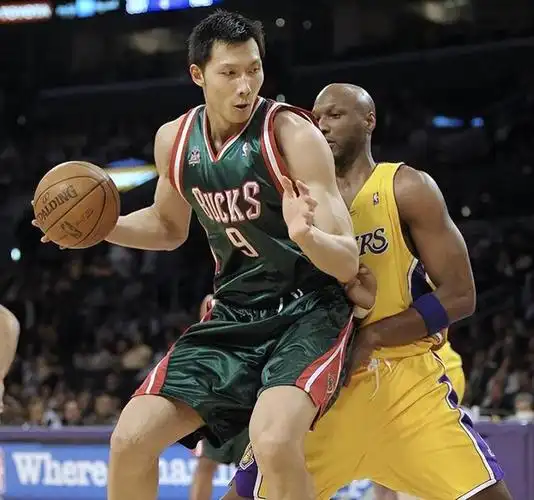 "酷爱女模"易建联:36岁退役,与"足球宝贝"生两子,均入美籍|姚明