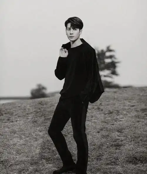 长得英俊帅气,却输在"个子矮"上,这8位男星的身高太不懂事了