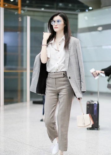 何穗不愧是超模,什么样的衣服穿在身上都很有感觉,真的是美爆