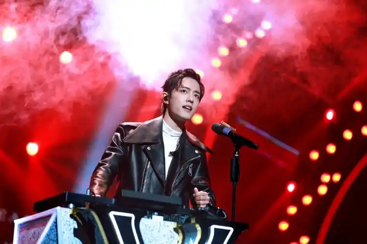 我们的歌肖战高马尾黑色皮衣造型十分炫酷