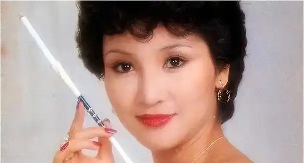 20岁coco与69岁谢贤热恋,13年相伴获2000万,爱情还是利益?