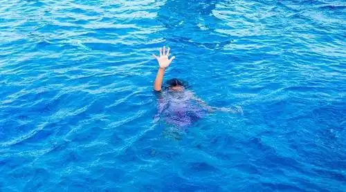 痛心!开学第一天,桂林7岁男孩在学校游泳池溺水身亡