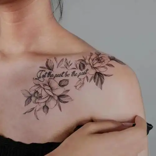 锁骨处的性感花朵纹身图案4