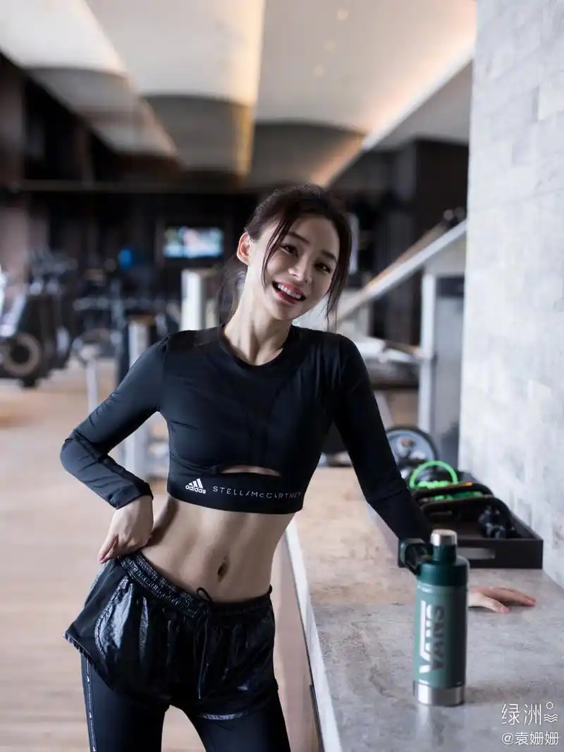 袁姗姗健身照马甲线小蛮腰抢镜