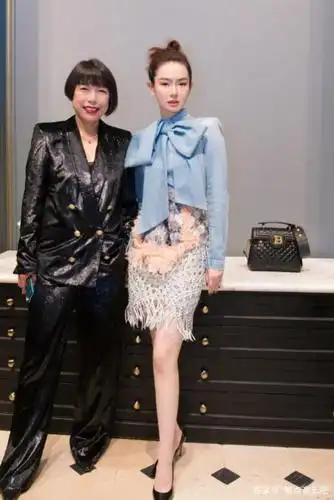 看戚薇与别人合照,才知她的1米2大长腿是"站"出来,长见识了