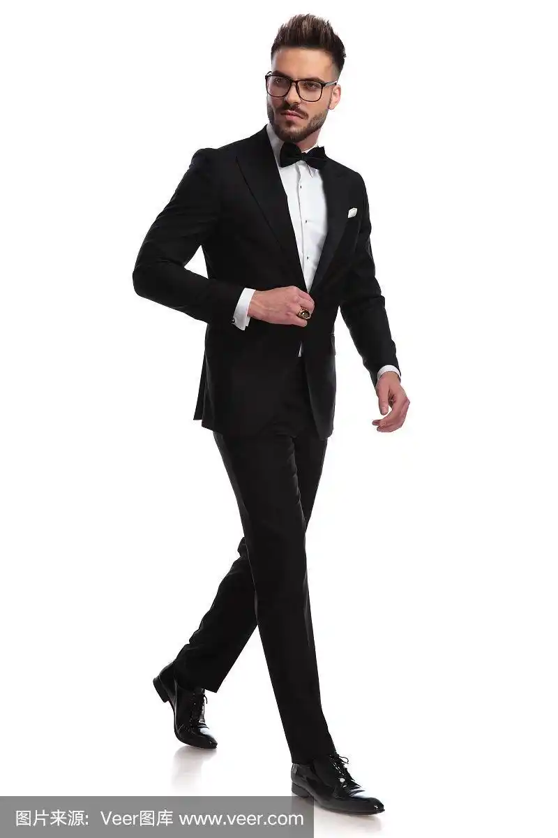 优雅的男人左右行走