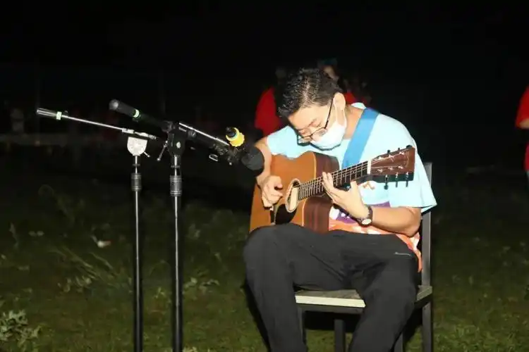 高联的员工们为大家精心排练了歌曲和舞蹈,野摩托,傣族舞,红裙舞,吉他