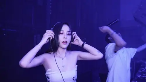 夜店蹦迪女dj