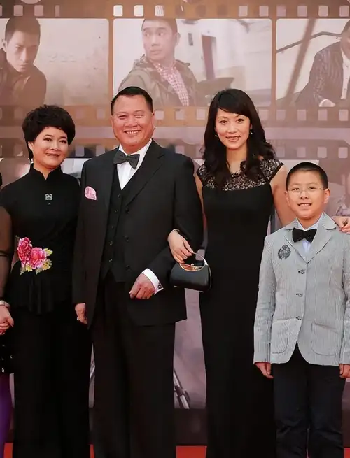 造型小知识:黑色修身蕾丝拼接裙优点:成熟大气又不失精致女人味郭明黎