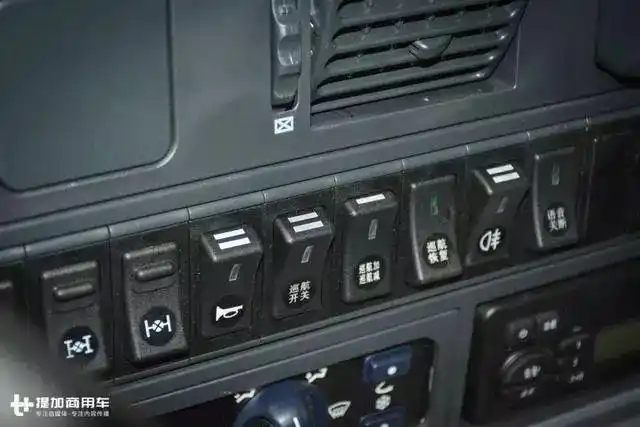 动力性不输柴油续航里程足够红岩金刚天然气8x4自卸车实拍