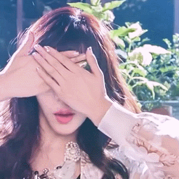 tiffany韩国女明星比心gif动图_动态图_表情包下载_soogif