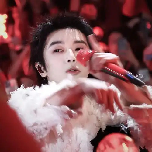 谁能想到这是蹲下来唱我管你的萌小猫孩06    #华晨宇加盟季风音乐