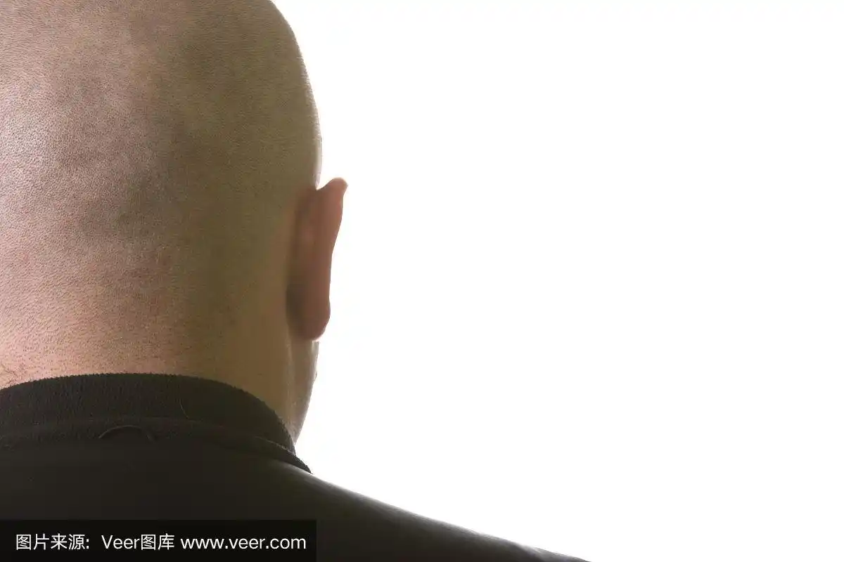 后面是黑社会保镖的光头,背景是白色