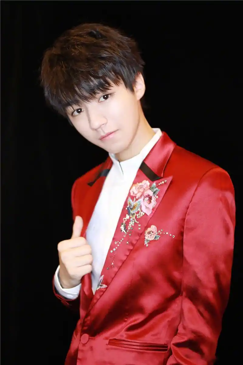 王俊凯修身红色西服大展优越大长腿,愈发彰显年轻活力和节日气息.