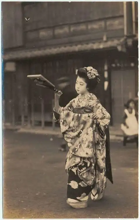 老照片日本古代女孩喜欢的游戏既像羽毛球又像乒乓球还像毽子