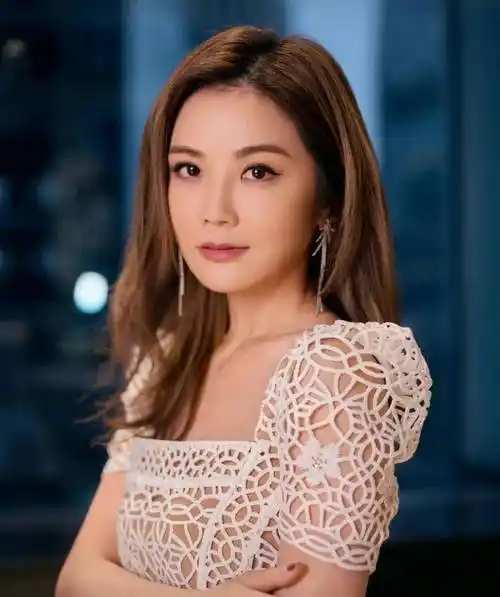 蔡卓妍出道22年,首次参与奖门人,背上200斤林盛斌玩"估野食"_节目