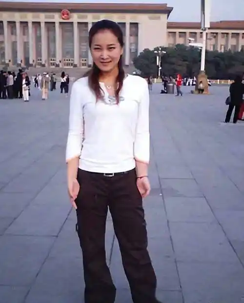 她拍了一组艺术照,精心设计了个人简历,然后投往北京一家家演出场所