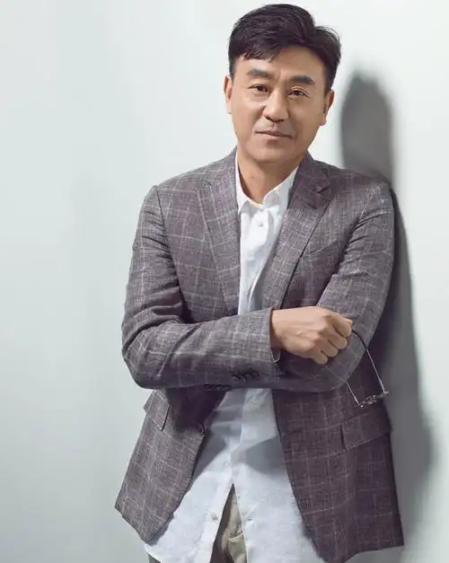 著名演员何冰:有妻万事足,婚后事业飙升,赚的钱全部上交老婆_腾讯新闻