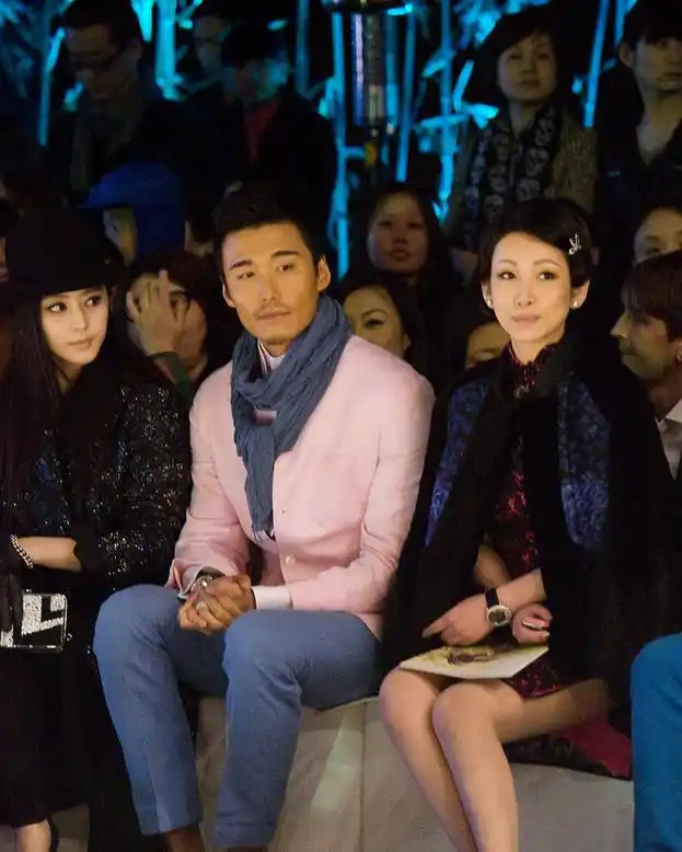 秦海璐与范冰冰同台看秀,全程无交流显尴尬