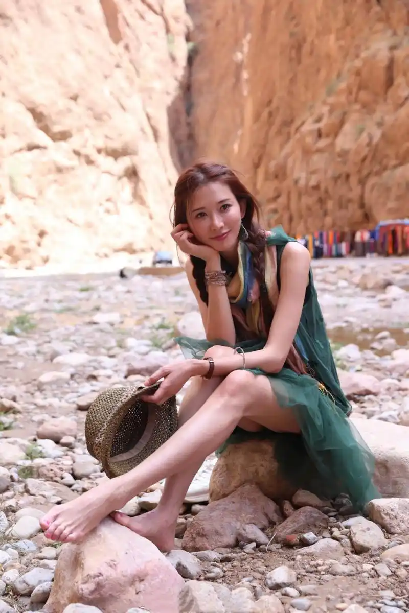 娱乐# #时尚# 林志玲的户外野生写真,素颜依旧很美!