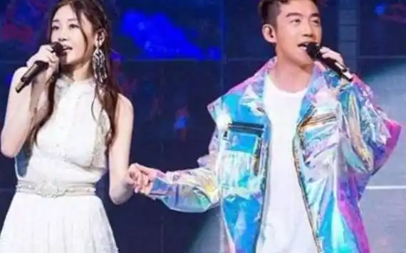 郑恺苗苗卡点发博,官宣结婚领证,,这个动作被疑奉子成婚?