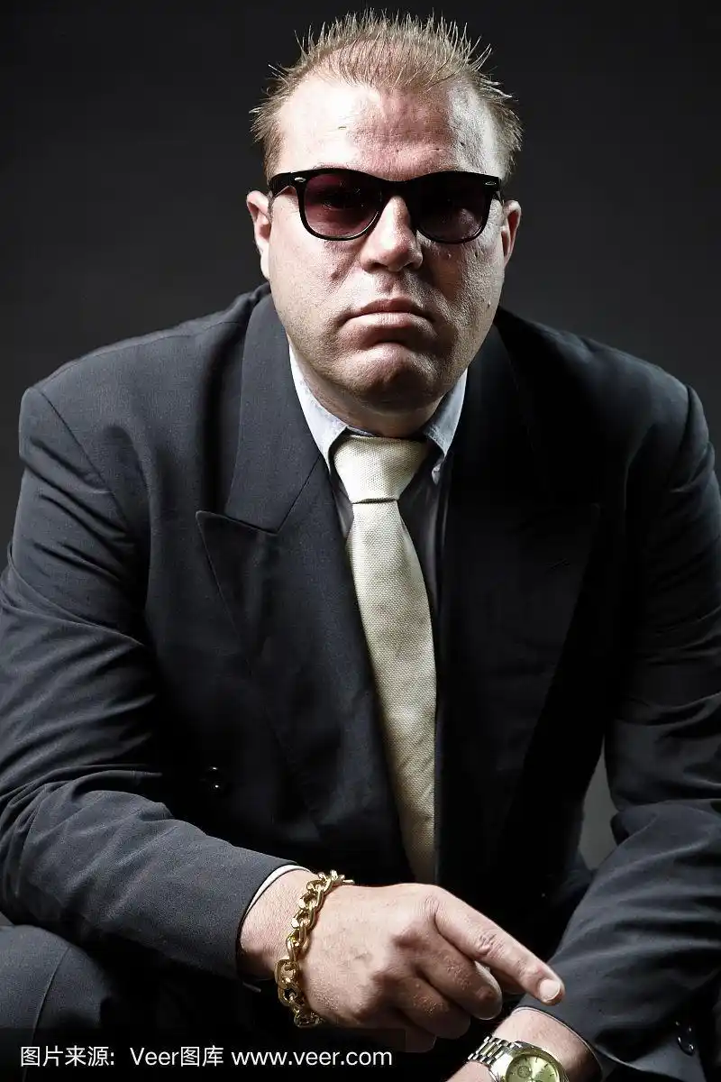 穿着西装,戴着墨镜,打着领带的黑帮成员.