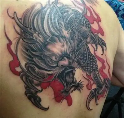 男子后背龇牙咧嘴麒麟纹身图案