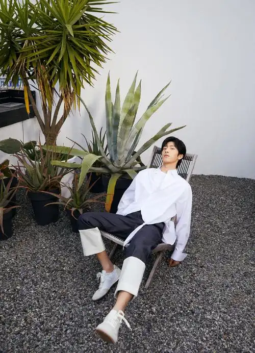 井柏然白色衬衣清爽帅气写真图片79