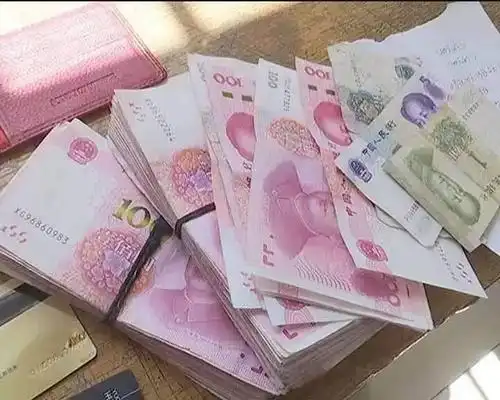 昌吉环卫工人捡到两万元现金