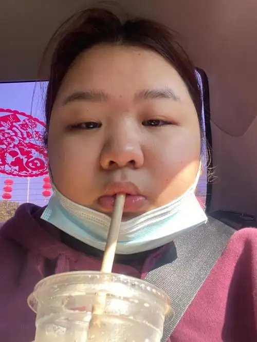 而且很多时候拍自己的素颜丑照还蛮好玩的哈哈哈哈!