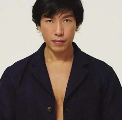 57岁乌鸦哥张耀扬,昔日大反派,如今霸气不复存在出行坐轮椅_手机搜狐