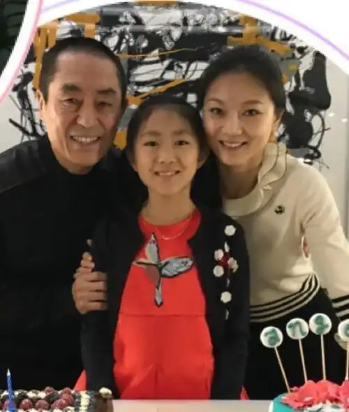 陈婷走机场被拍,素颜蜡黄很普通,但小几十岁气质果然清纯_长裙