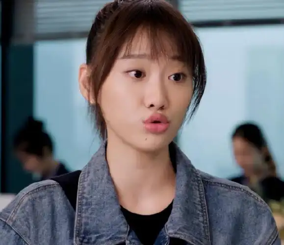 半个影视圈大佬"撑腰",25岁姜可心,扯下了关系户最后的遮羞布_腾讯