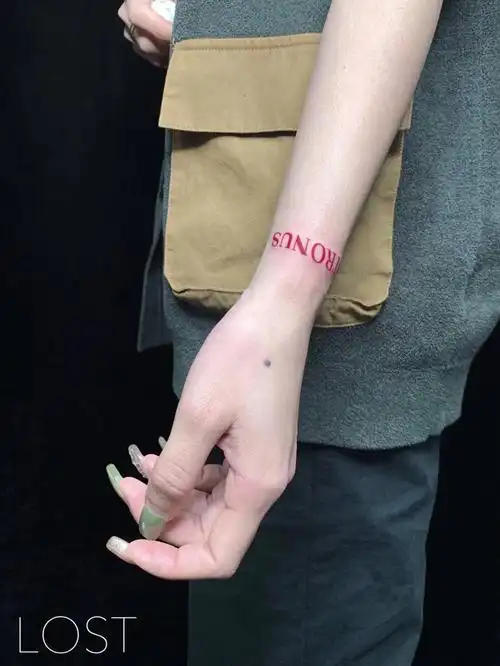 藏在手腕上的小清新字母纹身