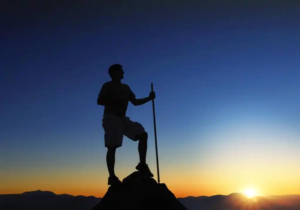 山顶日出,在顶部的一座山脉在日出的人