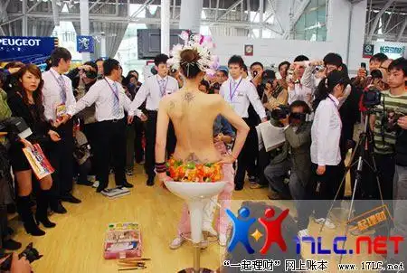 2008南京国际车展“裸体彩绘”秀(组图)
