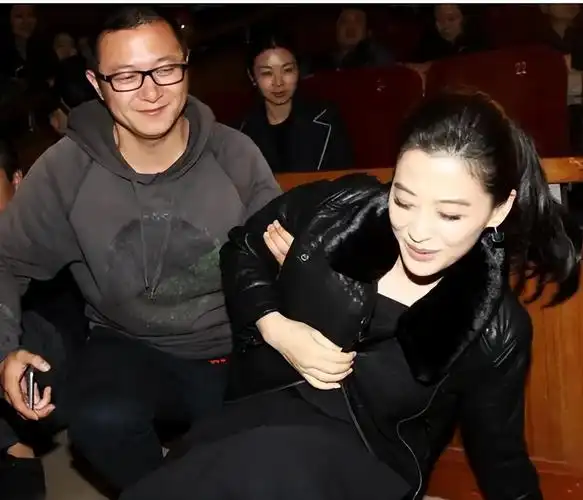 回顾梅婷和前夫鄢颇有缘无份二婚嫁给摄影师后儿女双全无遗憾