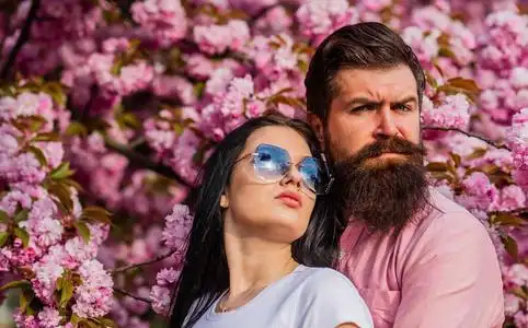 在盛开的花园里的女人图片