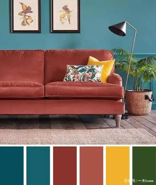 鲜艳的酒红色搭配上冷冷的深棕色墙面,给人如同饮了烈酒般的心驰神往!