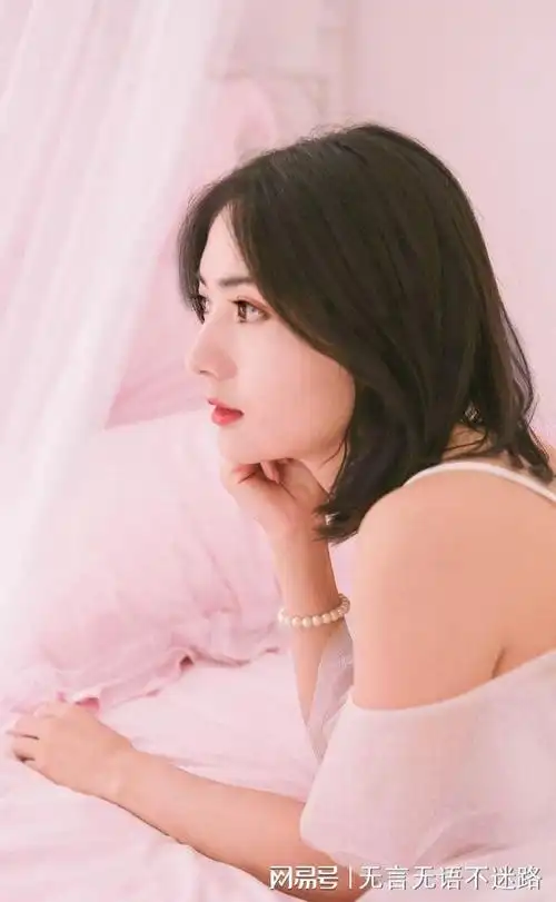 美女侧颜杀清新雅致淡然中透出俏皮