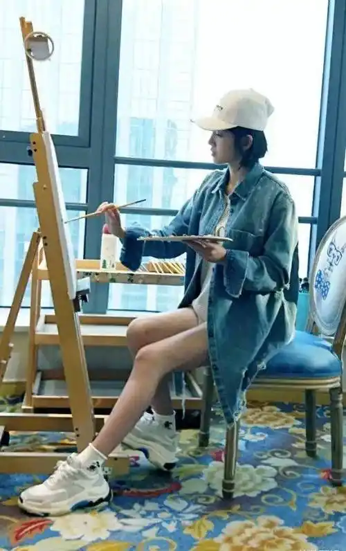 有些人则是闻着情侣纹身,让大家感受到他们的感情,但是唐艺昕和张若昀