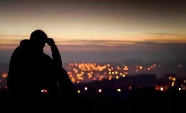 夜晚孤独寂寞的背影图片