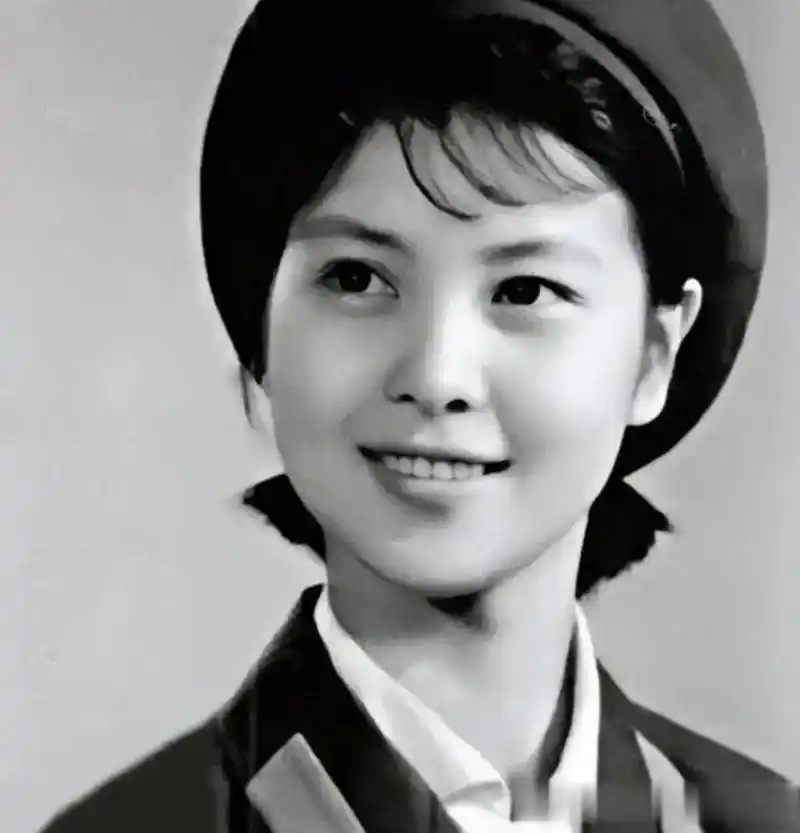 照片中漂亮的女兵名叫张伟欣,是女演员李小璐的母亲.