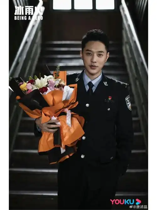 特意找了一下这两位演员穿警服的照片来对比.