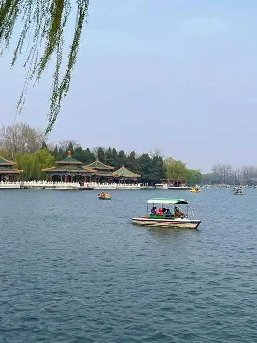 北海公园清明踏青