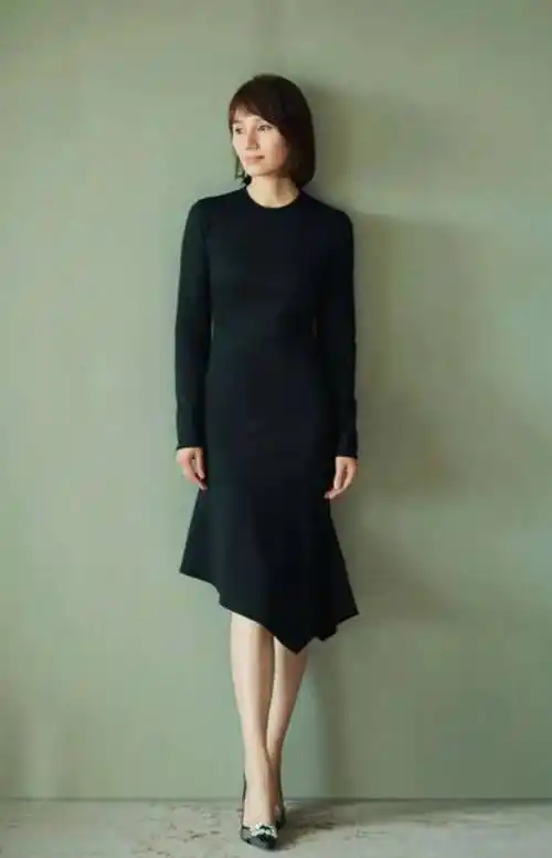 修长美腿:时尚利器不可或缺袁泉那一双修长美腿不仅是她的自然条件,更